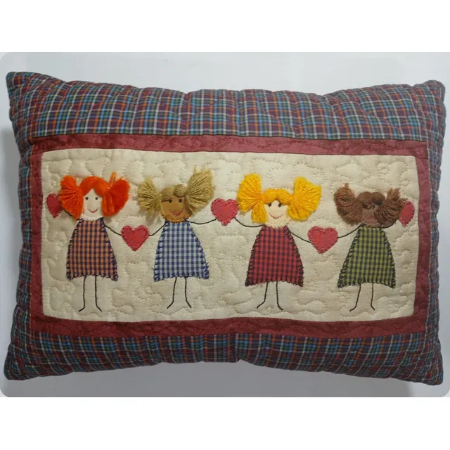 Almofada de patchwork com quatro meninas de mãos dadas, cabelo de lã e moldura xadrez