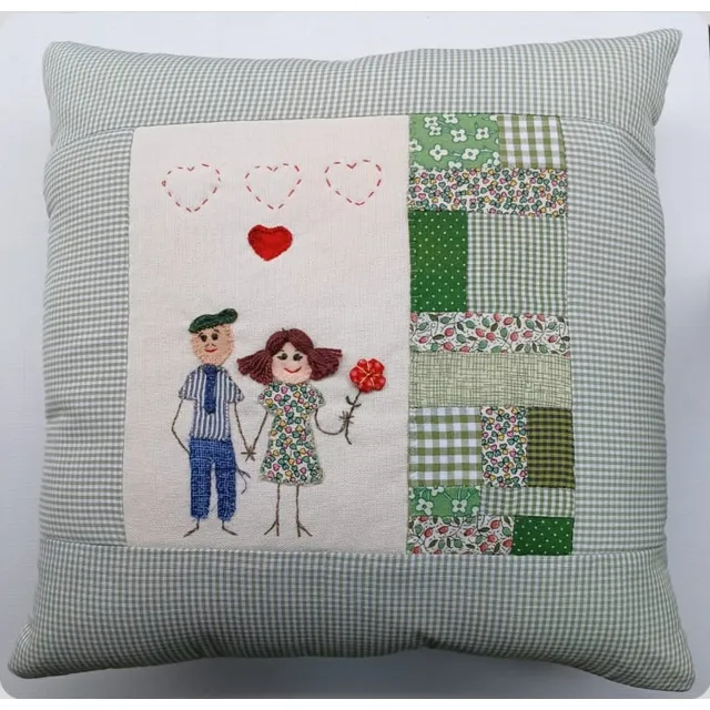 Almofada de patchwork com um casal, uma flor e corações bordados, moldura xadrez verde