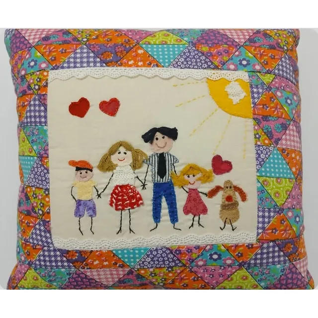 Almofada de patchwork com moldura de triângulos coloridos, sol bordado, quatro pessoas e um cachorro