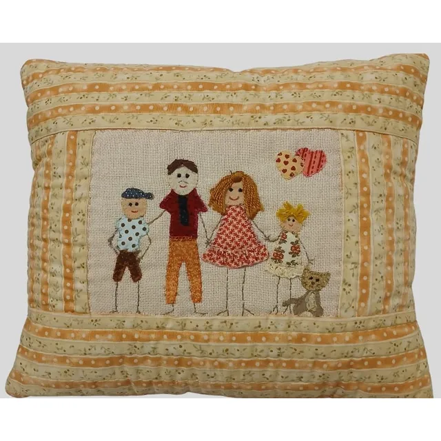 Almofada de patchwork com moldura laranja listrada, quatro pessoas e um bichinho