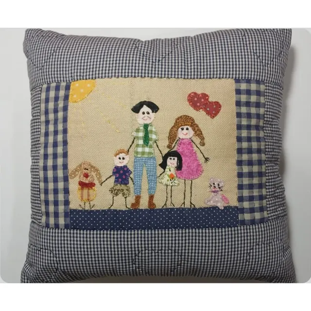 Almofada de patchwork com moldura xadrez azul, sol bordado, quatro pessoas e dois bichinhos