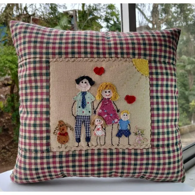Almofada de patchwork com moldura xadrez vinho e verde, quatro pessoas, um cachorro e um gato