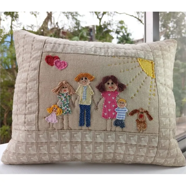 Almofada de patchwork com moldura bege, sol bordado, cinco pessoas e um cachorro